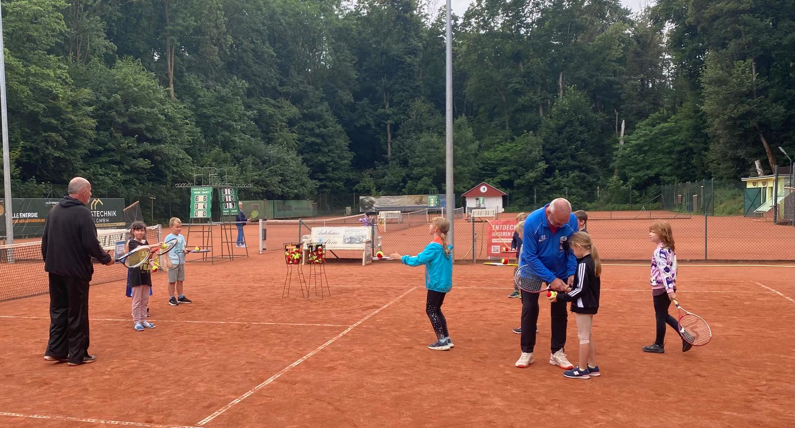 Mehr über den Artikel erfahren Tennisschnupperkurs für Hortgruppe der Goethe Schule